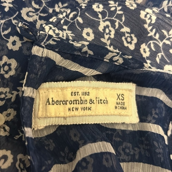 Abercrombie and Fitch Silhouette Blouse | SIZE XS - Picture 4 of 6